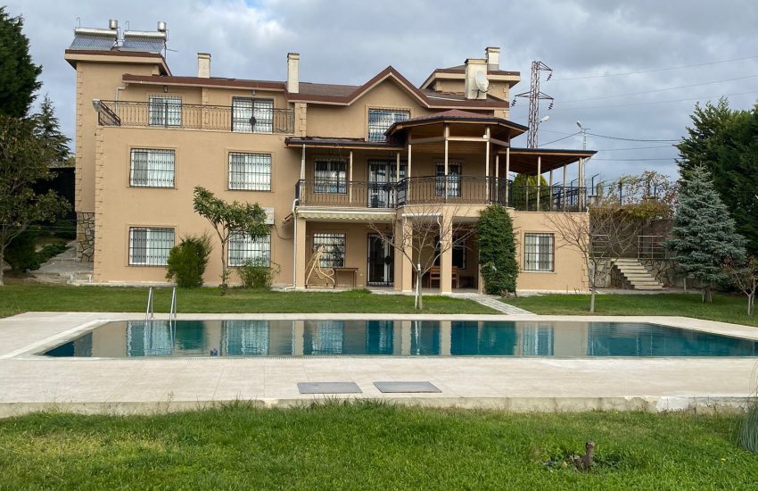 Big Garden Villa in Istanbul For Sale 8