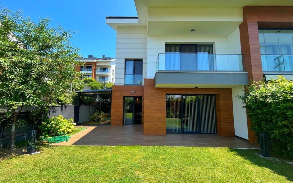 Istanbul Zekeriyakoy Triplex Villa For Sale