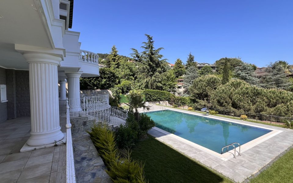 Villa with big garden for sale in istanbul