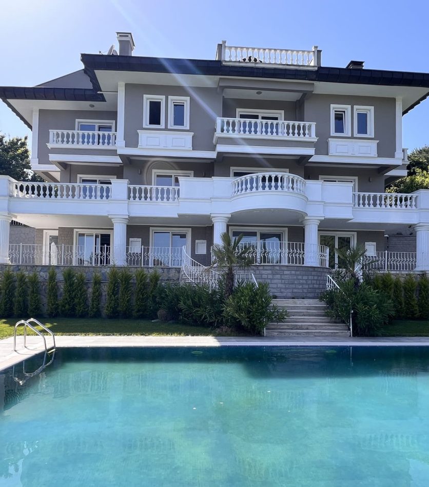 Villa with big garden for sale in istanbul
