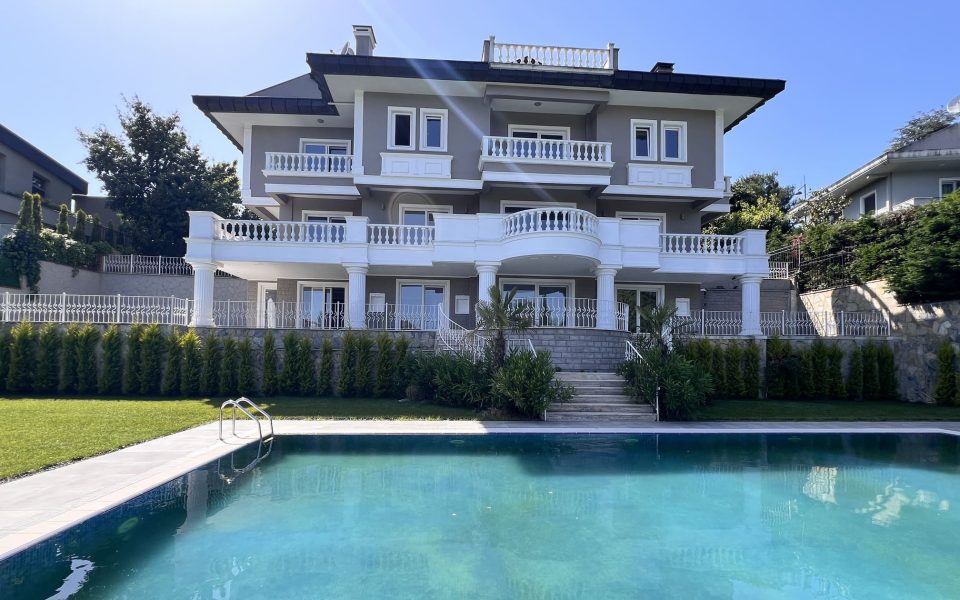 Villa with big garden for sale in istanbul