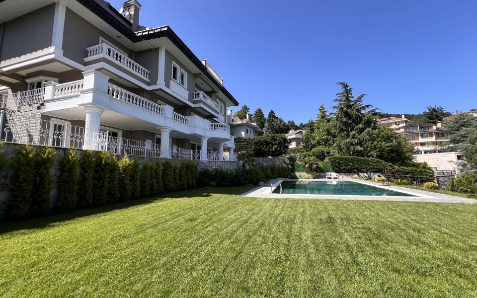 Villa with big garden for sale in istanbul